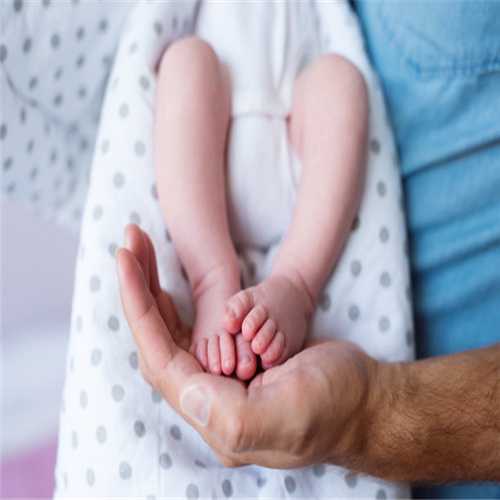 婴儿出现斜颈不容小觑，9大纠正方法早知道早受益